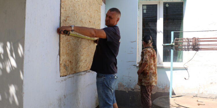 «Зробити щось конкретне» – як благодійники з «Карітас Миколаїв УГКЦ» допомагають постраждалим від війни відновлювати оселі (ФОТО)