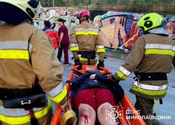 У Миколаєві 14-річна дівчина впала в 10-метровий колодязь з водою – діставали рятувальники (ФОТО, ВІДЕО)