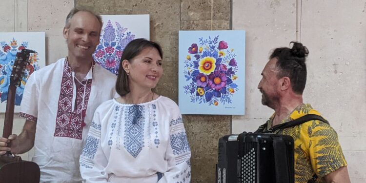 У Миколаєві відкрилась виставка петриківського розпису Оксани Криворучко (ФОТО, ВІДЕО)