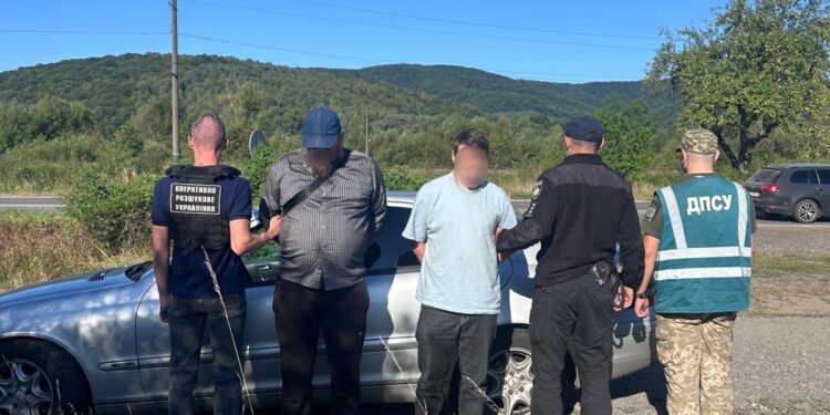 На Закарпатті затримали священика, який намагався під рясою вивезти ухилянта (ФОТО, ВІДЕО)