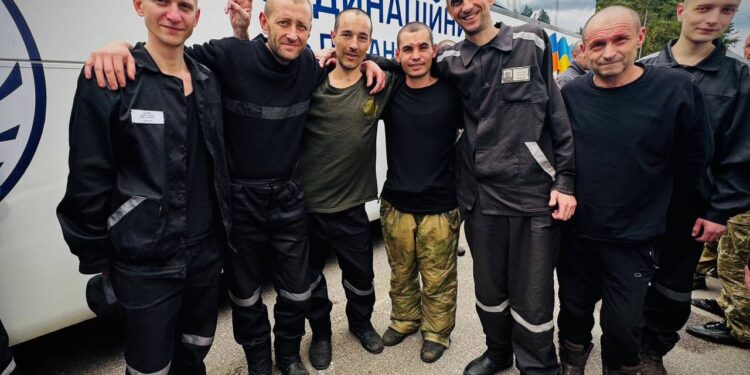 Сьогодні Україна повернула з полону військових і цивільних , серед звільнених – ексмер Херсону (ФОТО)