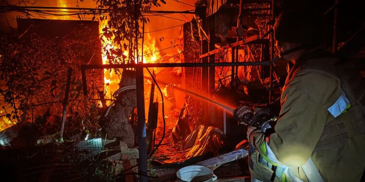 Рятувальники показали наслідки ракетного удару по Миколаєву (ФОТО)