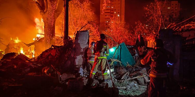 Рятувальники показали наслідки ракетного удару по Миколаєву (ФОТО)