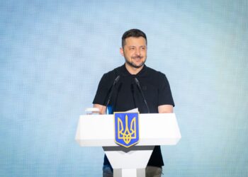 Зеленський запропонував змінити обмеження на виїзд чоловіків за кордон з 18 років на 22