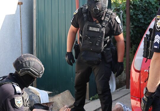 У Миколаєві зловмисники вимагали у чоловіка 7 тис. доларів неіснуючого боргу (ФОТО, ВІДЕО)