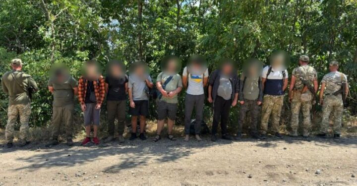 На кордоні затримали 9 чоловіків, які йшли три доби, щоб незаконно потрапити до Молдови