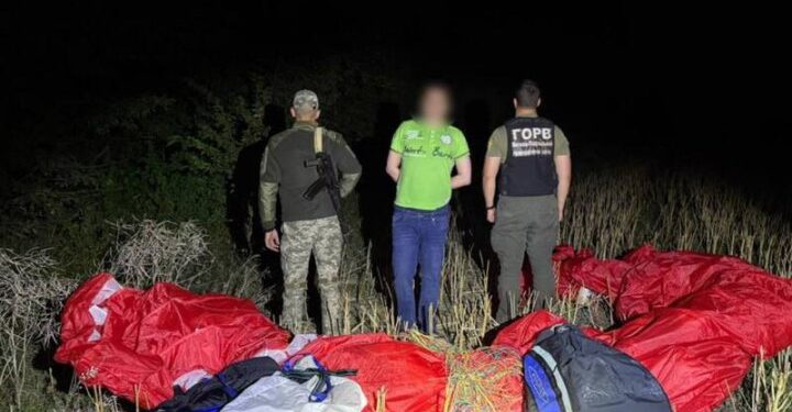 Прикордонники затримали ухилянта, який хотів долетіти до Молдови на параплані (ФОТО)