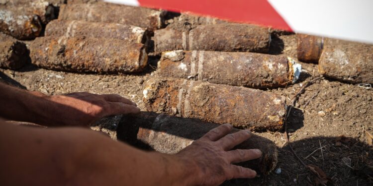 У Миколаєві чоловік при встановленні сонячних панелей знайшов боєприпас – рятувальники знайшли там ще 63 штуки (ФОТО, ВІДЕО)