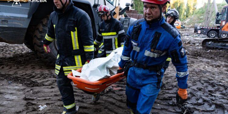 За ніч кількість загиблих внаслідок російської атаки на Київ збільшилась до 26, з них троє дітей (ФОТО)