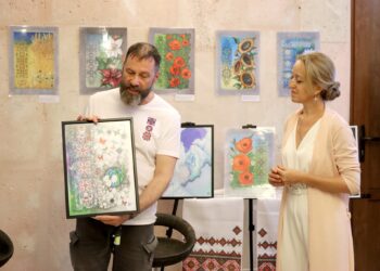 «Під янгольським крилом української вишивки» – в Миколаєві відкрилась виставка графіки Євгенія Вороніна (ФОТО)