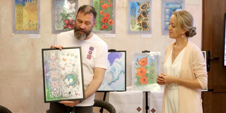 «Під янгольським крилом української вишивки» – в Миколаєві відкрилась виставка графіки Євгенія Вороніна (ФОТО)