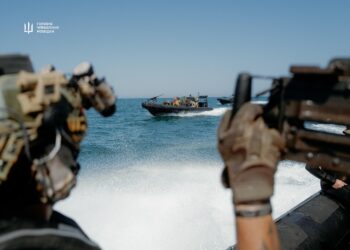 Буданов проінспектував позиції на Зміїному та «вишках» у Чорному морі (ФОТО)