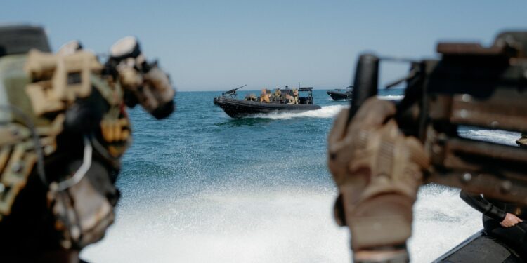 Буданов проінспектував позиції на Зміїному та «вишках» у Чорному морі (ФОТО)