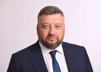 Фракция “Слуга народу” призупинила на час розслідування членство нардепа Кузнєцова
