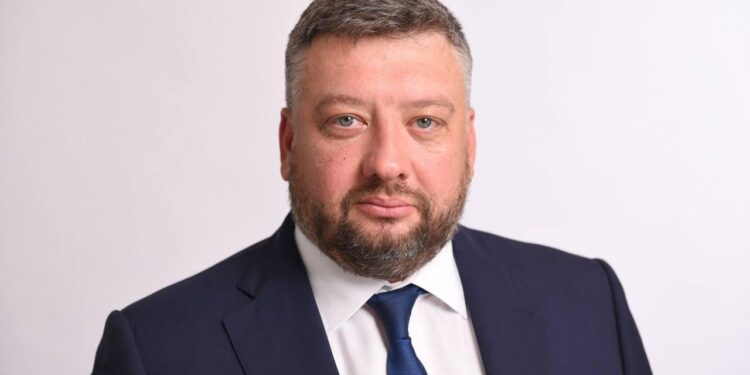 Фракция “Слуга народу” призупинила на час розслідування членство нардепа Кузнєцова