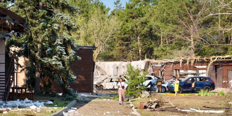 росіяни вдарили ФАБами по базі відпочинку у Запорізькому районі, є загиблі (ФОТО)