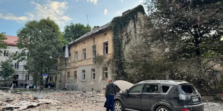 Внаслідок ракетно-дронової атаки у Львові пошкоджені десятки будинків (ФОТО, ВІДЕО)