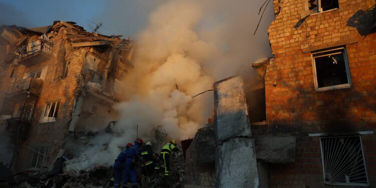 Вже відомо про 8 загиблих внаслідок російської атаки на Київ, – Зеленський (ВІДЕО)