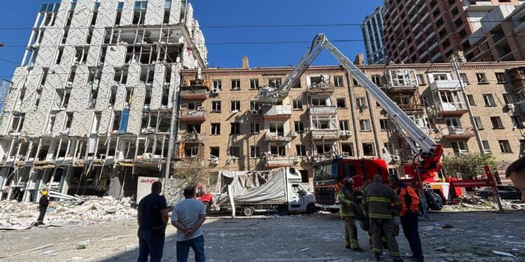 У Києві кількість загиблих внаслідок ракетного удару зросла до 23