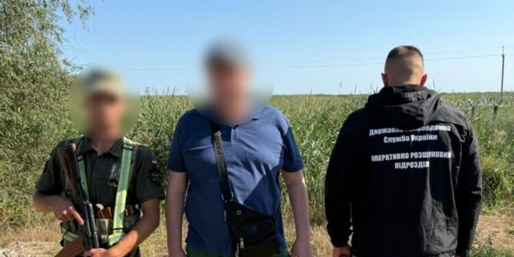 Мешканець Миколаївщини за $12 тис. придбав підроблені військово-облікові документи – його викрили на кордоні