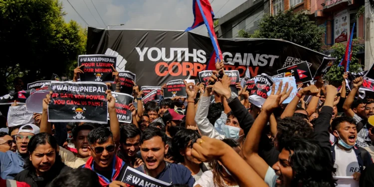 У Непалі протестувальники знесли владу, підпалили парламент і будинки політиків. А все через соцмережі (ВІДЕО)