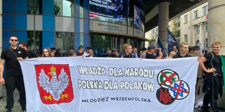 “Польща для поляків”, – у Варшаві проходить марш проти мігрантів (ФОТО)