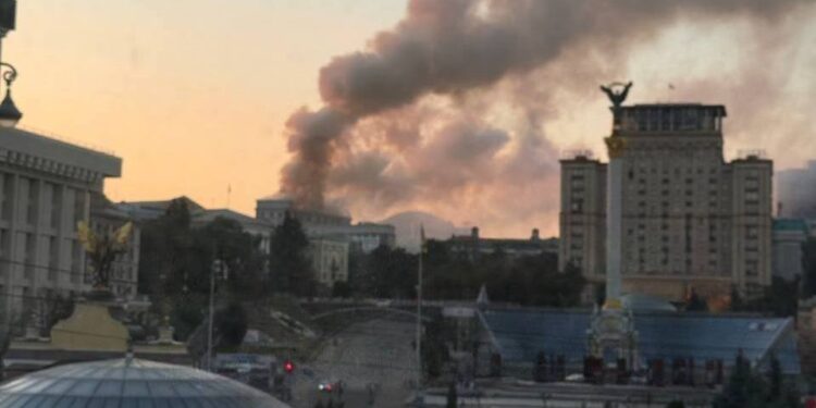 У Києві горить Кабмін (ФОТО, ВІДЕО)