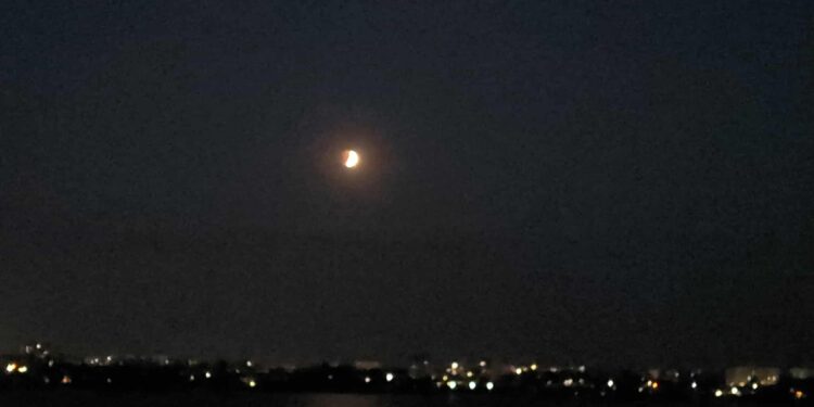 Просто зараз відбувається затемнення Місяця