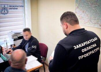 Контрабанда, вивіз лісу, розкрадання волонтерки та інше – на Закарпатті прокуратура роздала 31 підозру