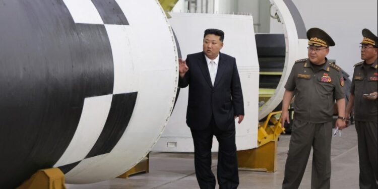 Перед поїздкою в Китай Кім показав новий двигун для міжконтинентальних балістичних ракет