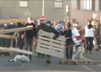 У Франції масштабні протести – у Парижі радикали захопили вокзал (ВІДЕО)