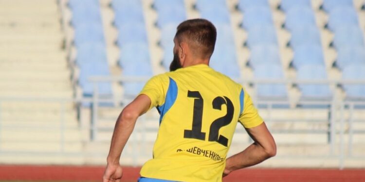 У Миколаєві під час футбольного матчу гравець «вимкнув» арбітра – арбітру знадобилась допомога медиків (ФОТО, ВІДЕО)