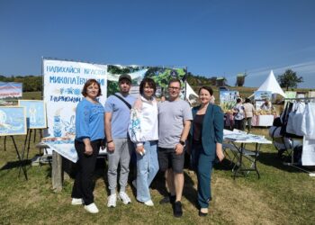 На фестивалі в столиці Миколаївщина представила таврійський розпис (ФОТО)