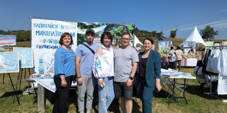 На фестивалі в столиці Миколаївщина представила таврійський розпис (ФОТО)