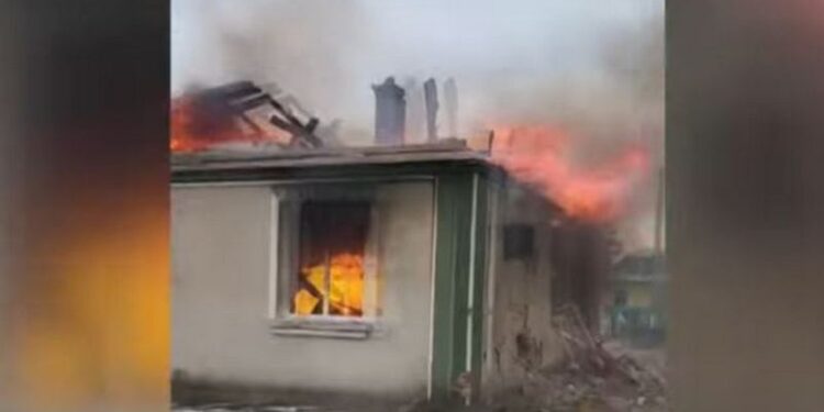 На Волині з українського винищувача на будинок впав боєприпас (ВІДЕО)