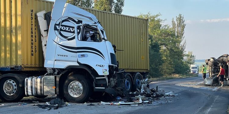 Нічне ДТП на Миколаївщині – загинув водій вантажівки Volvo (ФОТО)