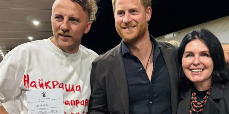 Як у мами. Принца Гаррі в Києві нагодували справжнім борщем і дали з собою (ФОТО, ВІДЕО)