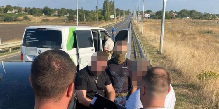На Миколаївщині ДБР затримало правоохоронця, який за гроші «звільняв» військовозобов’язаних з ТЦК (ФОТО)