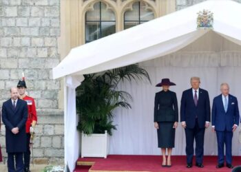 Трамп у Британії вже літав гелікоптером, катався в кареті, а далі планує укласти угоду (ФОТО)