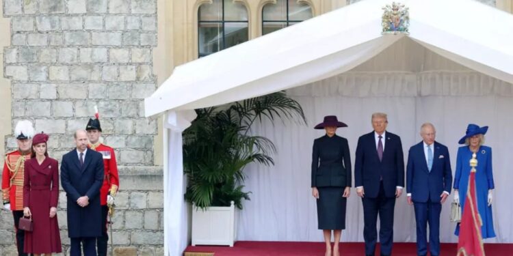 Трамп у Британії вже літав гелікоптером, катався в кареті, а далі планує укласти угоду (ФОТО)