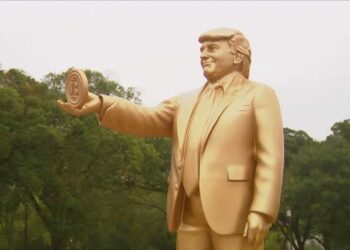 Колектив інвесторів у криптовалюту встановив біля Капітолію США 12-футову золоту статую Трампа з біткойном (ВІДЕО)