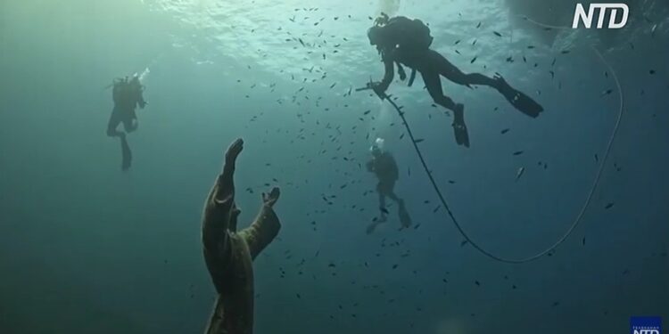 Як італійські водолази очищають бронзову статую «Христос із безодні» (ВІДЕО)