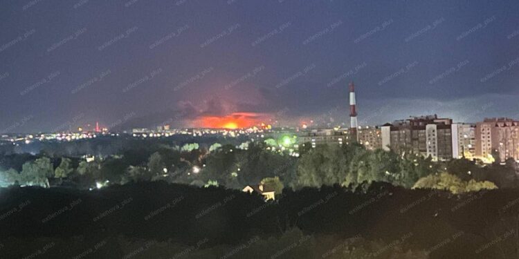 Вночі дрони атакували НПЗ в Саратові і Самарі (ВІДЕО)