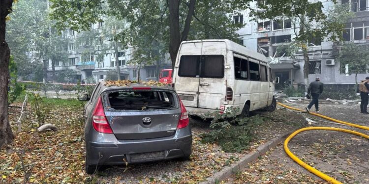 У Дніпрі ракета влучила у багатоповерхівку (ФОТО, ВІДЕО)