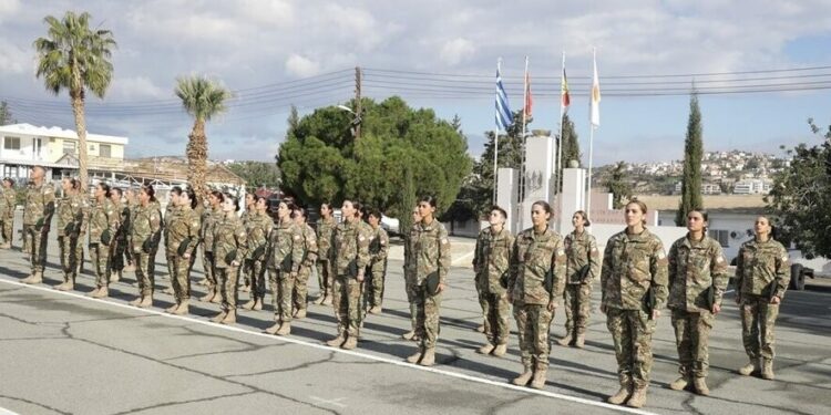 Жінки Кіпру вперше зможуть піти служити в армії
