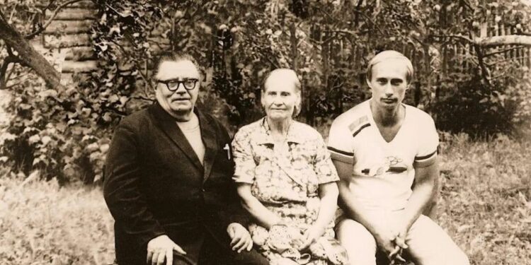 Про «прекрасну спадковість путіна – у книзі «Царь собственной персоной»: його батько вибив вилами око його матері, після чого був змушений одружитися