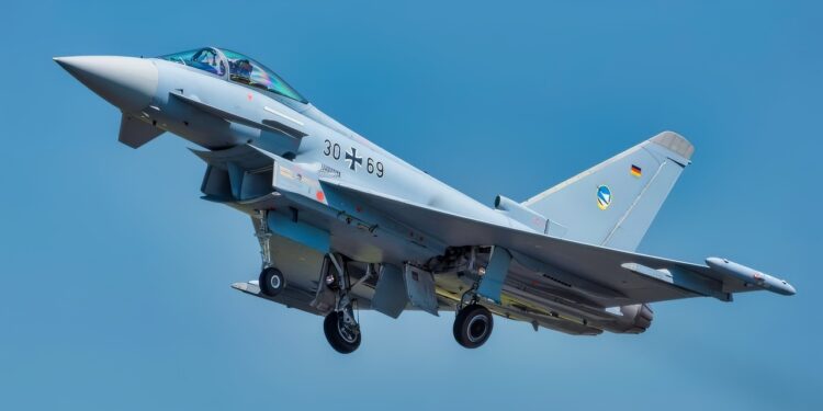Британські винищувачі Eurofighter почали патрулювати небо Польщі
