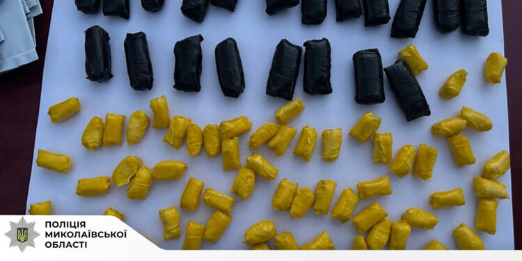 На Миколаївщині за порушення ПДР зупинили Volkswagen – і знайшли в ньому 155 готових закладок з психотропами