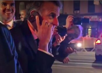 Авто Макрона зупинила поліція через кортеж Трампа, він подзвонив йому, що було далі (ВІДЕО)