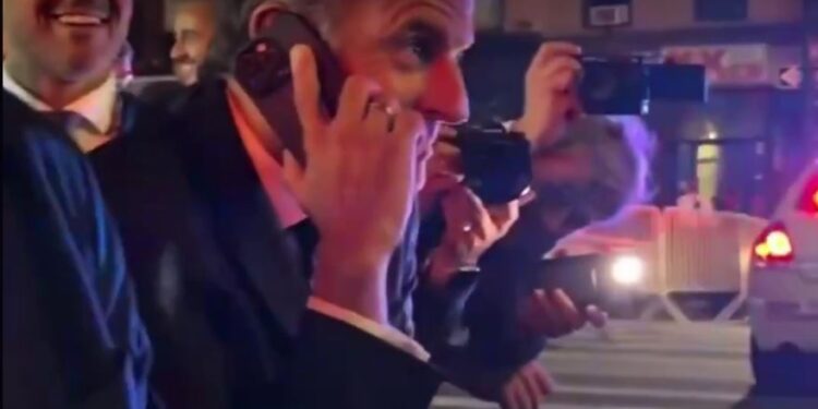 Авто Макрона зупинила поліція через кортеж Трампа, він подзвонив йому, що було далі (ВІДЕО)